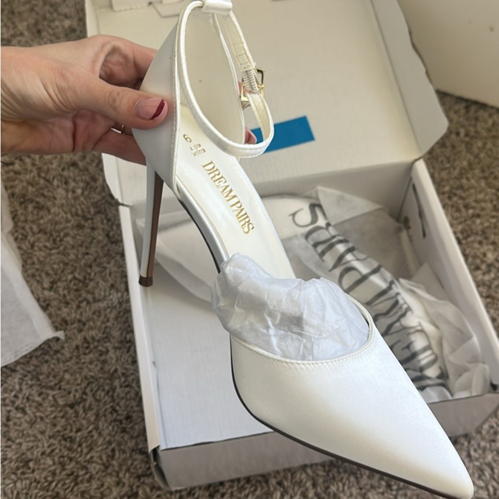 Dream Pairs Elegant White Pointed Heels